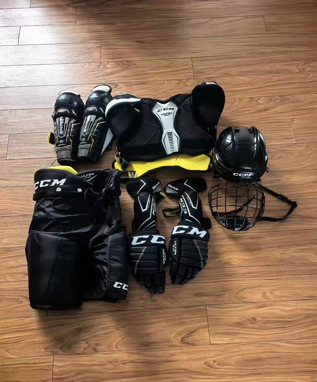 Ice hockey equipment 